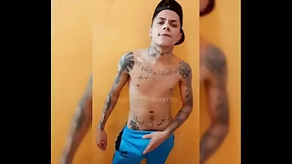 Bandido Roludo Tatuado Exibibindo a Piroca